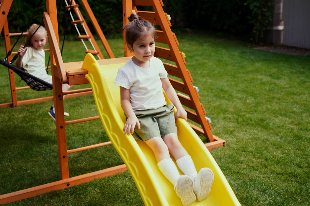 Avenlur Sycamore Backyard Climbing Set – 2 Swings, Trapeze Bar & Outdoor Fun AVNLR-SYCAMORE-NY